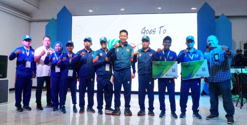 BERSEMANGAT : Bupati Barito Utara H Nadalsyah didampingi Ketua Kontingen Syahmiludin A Surapati, Ketua KONI Barito Utara H El Ronny dan beberapa pejabat lainnya serta atlet, dan ofisial pada pelepasan atlet di Gedung Balai Antang Muara Teweh, Jumat (21/7)