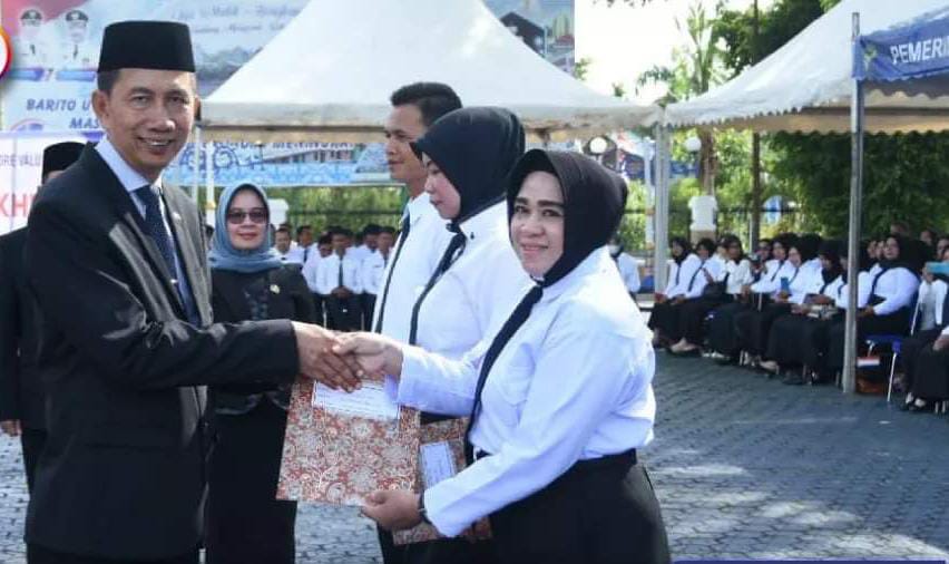 PENYERAHAN SK : Bupati Barito Utara H Nadalsyah didampingi Wakil Bupati Sugianto Panala Putra dan Kepala BKPSD Hj Sri Hartini menyerahkan SK pengangkatan sekaligus pengambilan sumpah/janji jabatan fungsional para tenaga PPPK di halaman kantor bupati sxete