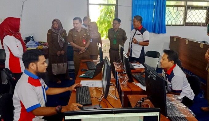 MONITORING : Kepala Dinas Pendidikan Barito Utara Syahmiludin A Surapati melihat langsung proses penerimaan peserta didik baru (PPDB) secara online, Selasa (27/6).
