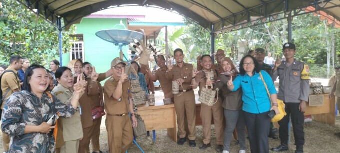 PENYAMBUTAN : Ketua BPD Muara Mea Darmansyah mengenakan pakaian adat saat penyambutan tim penilai lomba desa dan kelurahan tingkat Provinsi Kalteng, Rabu (19/7).KECAMATAN GUNUNG PUREI UNTUK KALTENG POS