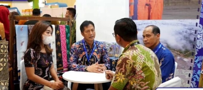 PAMERAN APKASI: Sekretaris Daerah Barito Utara Muhlis didampingi Kadiskominfosandi M Iksan AKS berdiskusi dengan salah satu pengunjung Pameran Apkasi Otonomi Expo 2023, Kamis (20/7).PROKOPIM BATARA UNTUK KALTENG POS