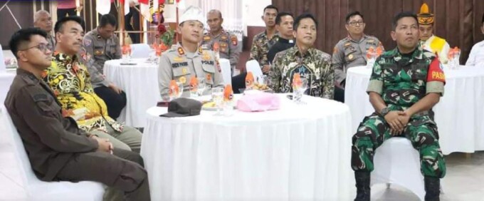 DOA BERSAMA : Wakil Bupati Sugianto Panala Putra bernama Kapolres AKBP Gede Pasek Muliadnyana, dan forkopimda dan undangan lainnya mengikuti doa bersama lintas agama di Aula Anggrawina Jaqratara Mapolres Barito Utara, Minggu (30/6). DISKOMINFOSANDI BATARA