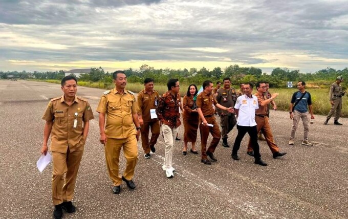 LOKASI BATARA EXPO : Wakil Bupati Barito Utara Sugianto Panala Putra didampingi Sekretaris Daerah Muhlis serta para kepala perangkat daerah meninjau lokasi Batara Expo 2023 di eks Bandara Beringin Muara Teweh, Senin (3/7). DISKOMINFOSANDI BATARA UNTUK KAL
