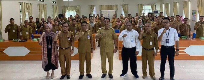 BIMTEK : Wakil Bupati Barito Utara Sugianto Panala Putra foto bersama saat menghadiri pembukaan bimbingan teknis (bimtek) penilaian mandiri maturitas SPIP terintegritas di Aula Bappedalitbang Muara Teweh, Senin (3/7).