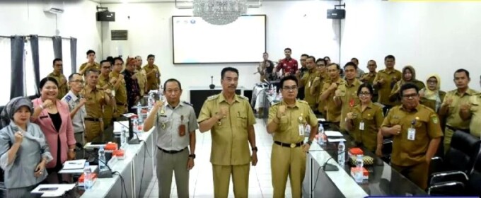 RAKOR REFORMA: Wakil Bupati Barito Utara Sugianto Panala Putra serta sejumlah pejabat daerah setempat foto bersama peserta rapat koordinasi Gugus Tugas Reforma Agraria (GTRA) tingkat Kabupaten Barito Utara tahun 2023 di aula setda setempat, Selasa (4/7).