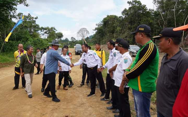 HADIR : Bupati Lamandau H Hendra Lesmana menyapa warga saat menghadiri pembukaan BBGRM tingkat Kecamatan Belantikan Raya, Rabu (5/7). HUMAS UNTUK KALTENG POS