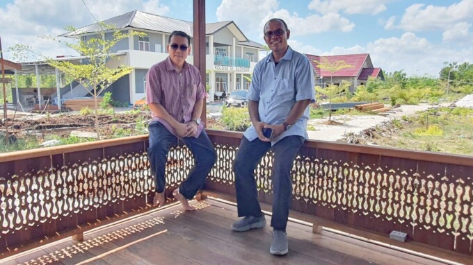 PENDOPO : Direktur SMAK Santo Aloysius RD Romanus Romas (kanan), didampingi dr Theodorus Sapta Atmadja MM (kiri) foto bersama di salah satu pendopo SMAK Santo Aloysius Palangka Raya, Kamis (27/7).HIKYANT//KALTENG POS