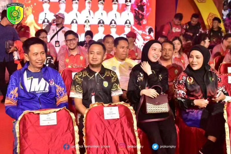 PEMBUKAAN: Wali Kota Palangka Raya, Fairid Naparin didampingi Ketua TP-PKK Kota Palangka Raya, Avina Fairid Naparin menghadiri Acara Pembukaan Porprov XII Kalteng  Tahun 2023 di Stadion 29 November, Sampit, Rabu malam (26/7).PROKOMPKY