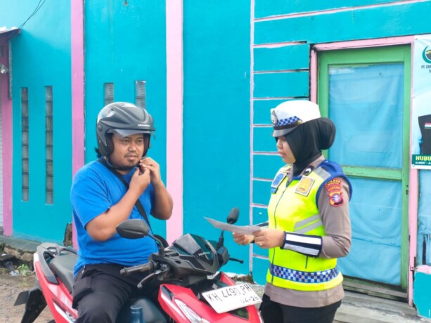 EDUKASI : Polwan Satlantas Polres Seruyan membagikan brosur keselamatan kepada pengendara. HUMAS