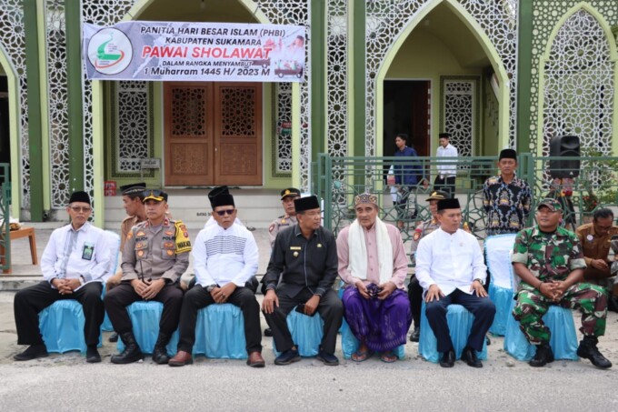 BERPARTISIPASI : Wakapolres Sukamara Kompol Budi Nugroho, S.H menghadiri pelepasan Pawai Salawat menyambut tahun baru Islam 1 Muharram 1445 H/2023 M.HUMAS