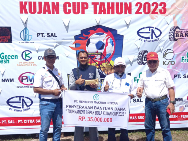 Manajemen PT MMaL menyerahkan anggaran kepada Kades Kujan untuk mendukung pelaksanaan kegiatan Kujan Cup 2023, di lapangan bola Desa Kujan, Kabupaten Lamandau, Rabu (12/7/2023). HUMAS UNTUK KALTENG POS