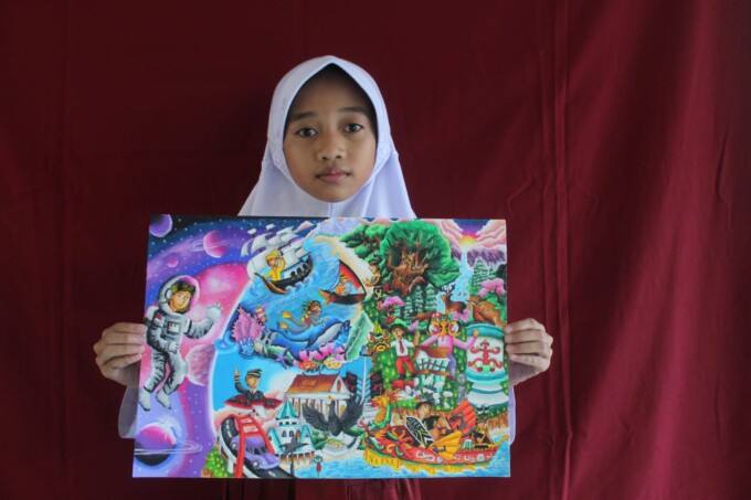 Murid SDS Nirmala Cendekia, Mayzelda Dharmawati, menunjukkan karya seninya yang berhasil meraih juara 1 pada ajang FLS2N tingkat Provinsi Kalteng, belum lama ini. HUMAS UNTUK KALTENG POS