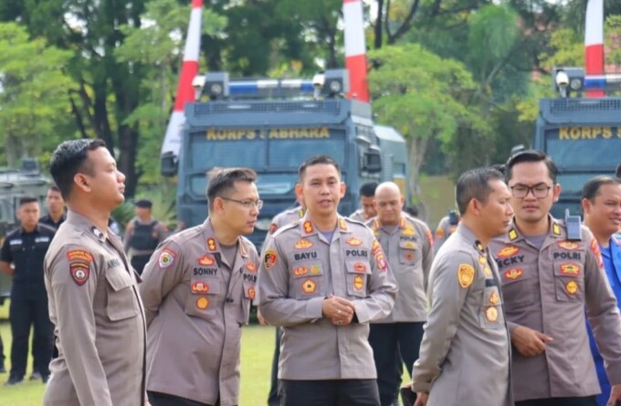 HADIR : Kapolres Kobar AKBP Bayu Wicaksono S.H., S.I.K., M.Si mengikuti kegiatan peninjauan personel dan peralatan.HUMAS