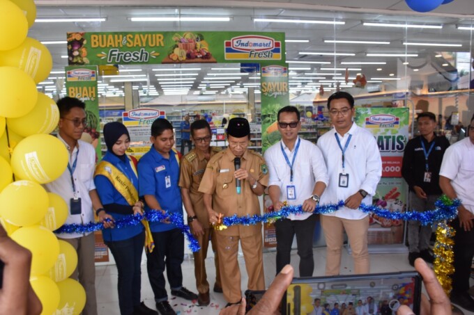 POTONG PITA: Plt Bupati Kapuas HM Nafiah Ibnor melakukan pemotongan pita sebagai tanda telah diresmikannya Indomaret Fresh yang berada di Jalan Tambun Bungai Kota Kuala Kapuas, Senin (31/7).