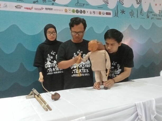 IMAJINATIF: Tiga orang anggota komunitas Borneo Art Play menampilkan teater objek berjudul Himba di UPT Taman Budaya Kalteng, Senin (31/7).AKHMAD DHANI/KALTENG POS