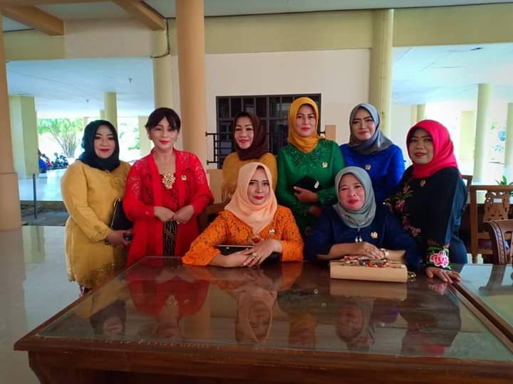 TAMPIL KOMPAK: Para srikandi DPRD Barsel usai menghadiri sidang paripurna di gedung graha pena DPRD Barsel, belum lama ini.
