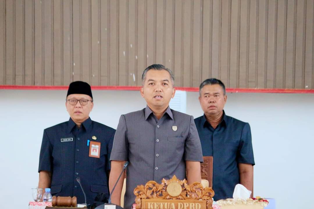 RAPAT: Ketua DPRD Seruyan Zuli Eko Prasetyo memimpin rapat paripurna, belum lama ini.