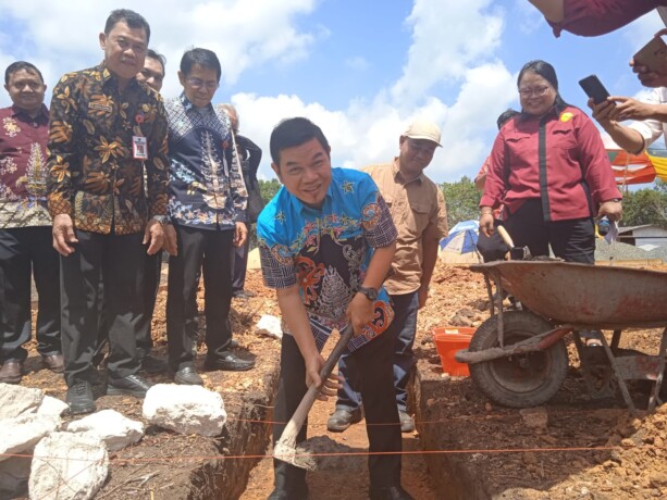 SEMANGAT: Bupati Bartim Ampera AY Mebas meletakan batu pertama pertanda dimulainya pembangunan relokasi Puskesmas Tamiang Layang di Jalan A Yani Kilometer 4, Kamis (3/8).LOGMAN/ KALTENG POS