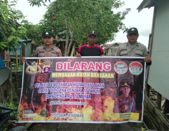 Anggota Polsek Jenamas melakukan sosialisasi larangan membakar lahan.HUMAS