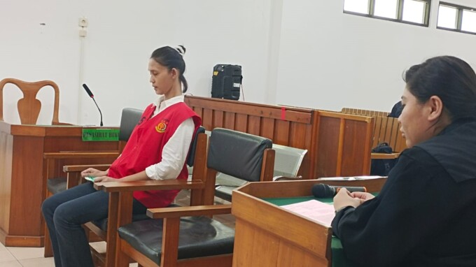 TERJERAT HUKUM: Terdakwa Maria Magdalena saat menjalani sidang perdana di Pengadilan Negeri Palangka Raya, Rabu (9/8). AGUS JAYA/KALTENG POS