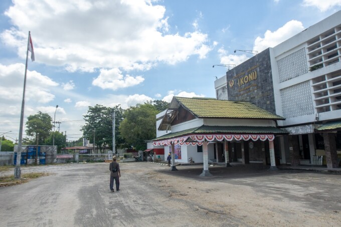 DIBANGUN RTH: Pemprov berencana membangun ruang terbuka hijau di lahan eks gedung KONI Kalteng. Rencana pembangunan itu terus berproses. Tampak kondisi gedung yang akan terkoneksi dengan Bundaran Besar. FOTO: ARIEF PRATHAMA/KALTENG POS