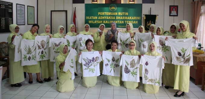 KEJATI UNTUK KALTENG POS SEMANGAT KEBERSAMAAN: Ketua IAD Wilayah Kalteng Tyas Pathor Rahman bersama pengurus menggelar pertemuan rutin, Kamis (10/8).