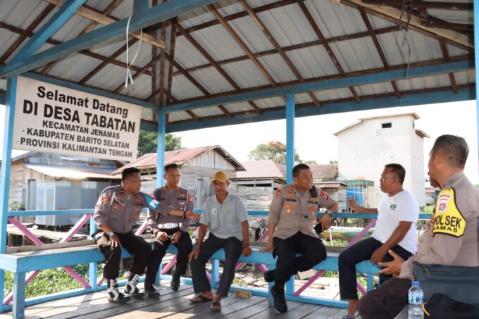 Kapolres Barsel, AKBP Yusfandi Usman, S.I.K., M.I.K bercengkerama dengan warga.HUMAS