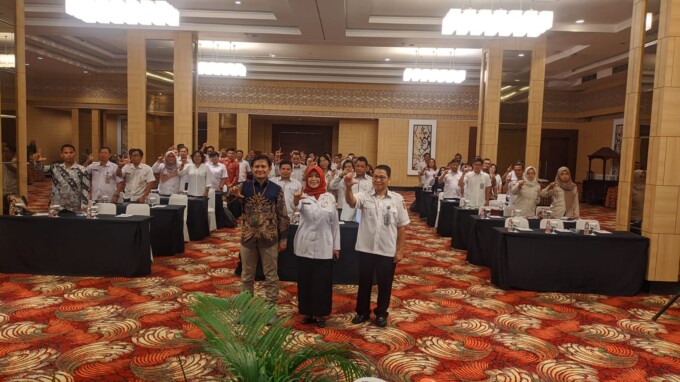 SINERGI : Asisten Perekonomian dan Pembangunan Setda Kalteng Sri Widanarni foto bersama peserta Bimtek Pengelolaan Keanekaragaman Hayati di Palangka Raya, Rabu (02/08/2023). (wudi ashadi/kalteng pos)