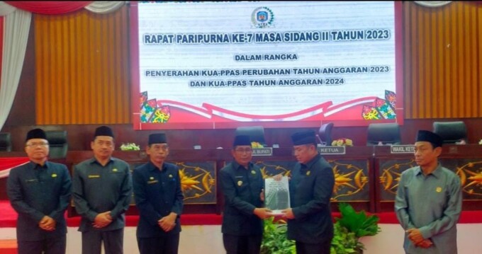 DADANG/KALTENG POS RANCANG KEBIJAKAN: DPRD Murung Raya terima rancangan KUA-PPAS dari Wakil Bupati, Rejikinoor disela kegiatan paripurna, Jumat (18/8) siang.