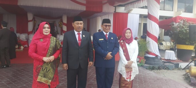 SONY/KALTENG POS  KOMPAK: Ketua DPRD Kobar Rusdi Gozali didampingi Waket II Bambang Suherman beserta istri setelah mengikuti acara beberapa waktu lalu.