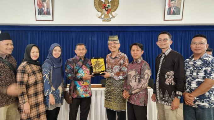 SILATURAHMI  : Direktur Poltekkes Kemenkes Palangka Raya Mars Khendra Kusfriyadi bersama sejumlah pustakawan menyerahkan cenderamata miniatur Batang Garing kepada Wakil Kepala KBRI Belanda di Den Haag, Freddy Martin Panggabean, saat berkunjung ke KBRI, Sa