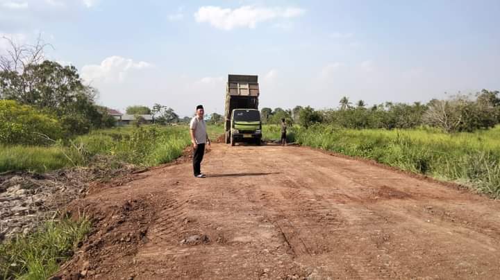 DOK PRIBADI CEK JALAN: Anggota DPRD Kapuas Rahmad Jainudin meninjau realiasasi jalan di Palingkau Seberang.