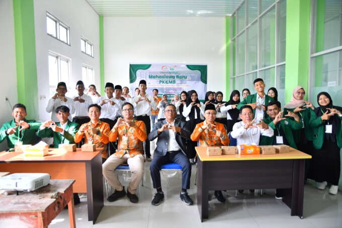 ITSNU UNTUK KALTENG POS SEMANGAT PENDIDIKAN: Rektor ITSNU Dr Katma F Dirun (tengah) saat membuka PKKMB, Selasa pagi (29/8).