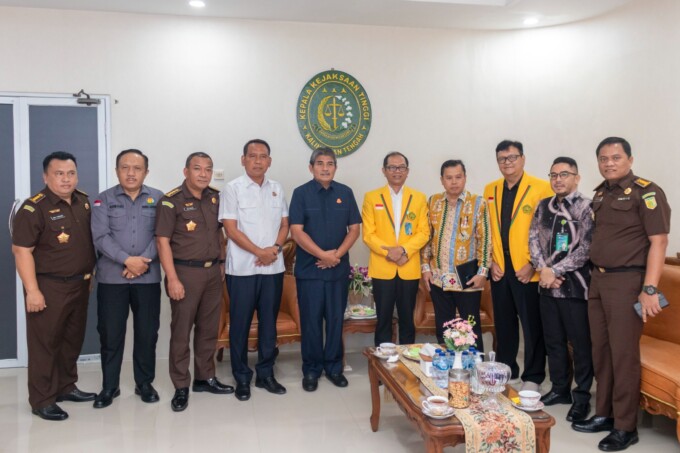 KEJATI UNTUK KALTENG POS SILATURAHMI: Kajati Kalteng Pathor Rahman, SH., menerima kunjungan silahturahmi dari Rektor Universitas Palangka Raya (UPR) Prof. Dr. Ir. Salampak, M.S., di ruang kerjanya, Rabu (30/8).