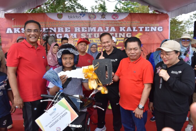 SALING DUKUNG: Sekda Kapuas Septedy didampingi Kepala BKKBN Provinsi Kalteng Jeanny Yola Winokan, Staf Ahli Bidang Kemasyarakatan dan SDM Suhaemi, Ketua DPRD Kalteng H Wiyatno, Ketua DPRD Kota Palangka Raya Sigit Karyawan Yulianto, saat bersama dengan pem