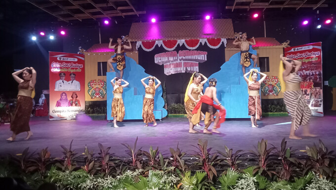 AKHMAD DHANI/KALTENG POS MEMUKAU PENONTON: Enam orang penari wanita dari SSB Hagantang Tarung ketika membawakan tarian Kameloh Tambusu di panggung UPT Taman Budaya Kalteng, Rabu malam (30/8).