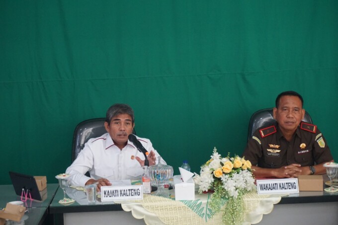 EKSPOSE: Kajati Kalteng Pathor Rahman SH MH dan Wakajati M Sunarto SH MH hadir pada saat permohonan penghentian penuntutan berdasarkan keadilan restoratif. Hadir juga secara virtual Plt. Direktur Tindak Pidana Terhadap Orang dan Harta Benda (Oharda) pada