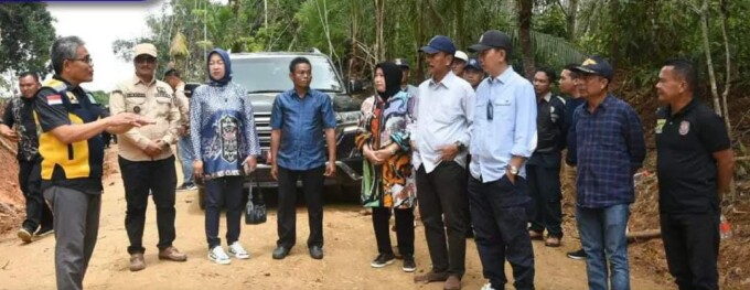 DISKOMINFOSANDI BATARA UNTUK KALTENG POS MENINJAU JALAN : Bupati Barito Utara H Nadalsyah didampingi Wakil Bupati Sugianto Panala Putra, Ketua DPRD Hj Mery Rukaini dan Kepala Dinas PUPR Iman Topik meninjau jalan dan jembatan di Desa Batu Raya II, Kecamata