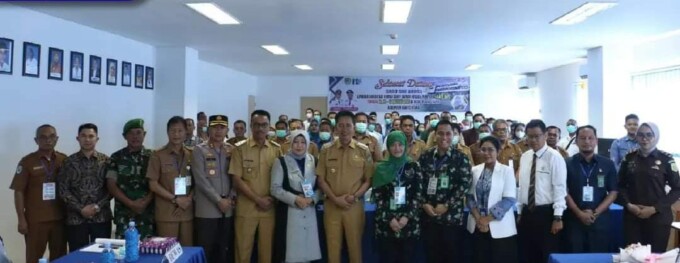 TIM SURVEI : Bupati Barito Utara H Nadalsyah didampingi Wakil Bupati Sugianto Panala Putra, Ketua DPRD Hj Mery Rukaini foto bersama Tim Surve dari Lembaga Akreditasi Rumah Sakit Damar Husada Paripurna (LARS DHP) dalam rangka survei akreditasi RSUD Muara T