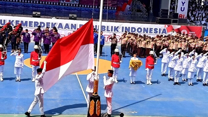 HER/KALTENG POS PENGIBARAN BENDERA : Paskibra saat pengibaran bendera merah putih pada upacara peringatan HUT ke-78 RI di Tiara Batara Muara Teweh, Kamis (17/8).