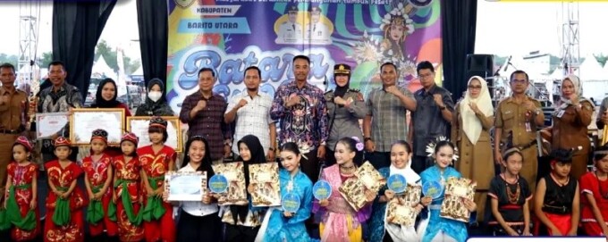PENUTUPAN BATARA EXPO : Wakil Bupati Barito Utara Sugianto Panala Putra foto bersama sejumlah pejabat dan kepala perangkat daerah serta masyarakat saat penutupan  Batara Expo 2023 di di eks Bandara Beringin, Muara Teweh Selasa (15/8).