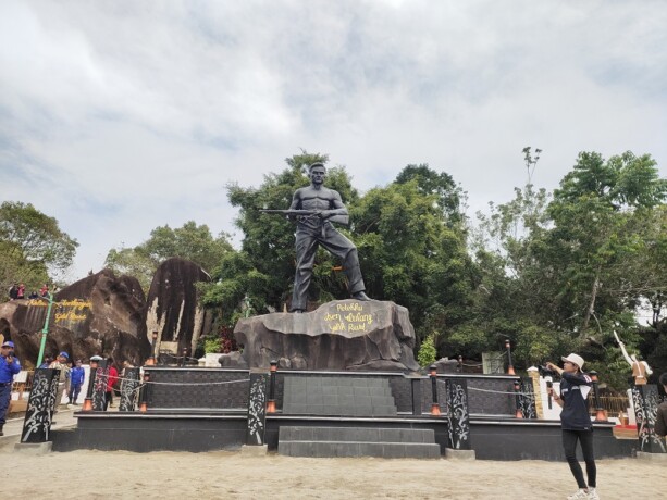 JERI/KALTENG POS IKON BARU: Patung pahlawan nasional Tjilik Riwut berdiri kokoh di Kawasan Wisata Bukit Batu, Kota Kasongan. Patung yang terbuat dari perunggu itu diresmikan pada momen peringatan HUT ke-21 Kabupaten Katingan beberapa waktu lalu.