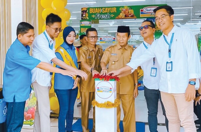 KEBERSAMAAN : Plt Bupati Kapuas HM Nafiah Ibnor bersama Camat Selat, Branch Manager Indomaret Cabang Banjarmasin Johanus Indarto, DBM OPR Afrial Dio Permana, dan Development Manager Syukron Romadloni saat menekan tombol grand opening Indomaret Fresh Kapua