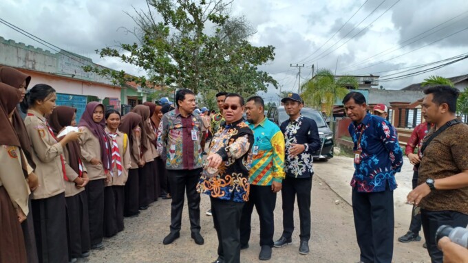 BAHRI/KALTENG POS MENINJAU: Bupati Kotim Halikinnor didampingi sekda Fajrurrahman saat meninjau jalan kerinci yang merupakan jalan komplek pelajar, belum lama ini.