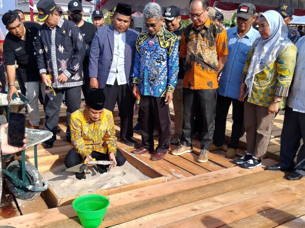 MUTOHAROH/KALTENG POS PELETAKKAN BATU PERTAMA: Wali Kota Palangka Raya, Fairid Naparin meletakkan batu pertama peresmian pembangunan SD di tengah perumahan Borneo Sejahtera di Jalan Kecipir, Kelurahan Panarung, Jumat (25/8).