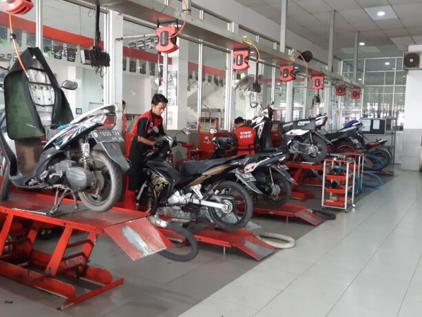 PERAWATAN: Yamaha sangat mengutamakan layanan perawatan sepeda motor. Selain memberikan informasi terkait waktu dan metode perawatan yang dianjurkan melalui buku panduan pemilik, Yamaha juga menyediakan fasilitas Kartu Service Gratis (KSG).