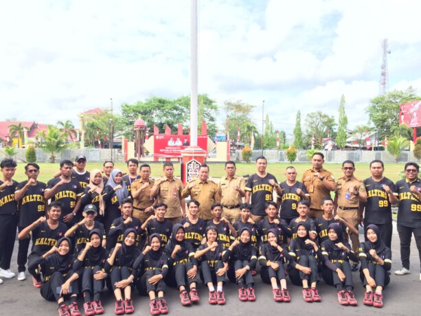 RUSLI/KALTENG POS MELEPAS: Bupati Kotim H Halikinnor melepas atlet cabor drum band di halaman Kantor Setda Kotim, Senin (28/8).