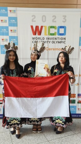 SMAN 2 UNTUK KALTENG POS BERPRESTASI: Joyce Hana Theresia, Audrey Michaelia Tiffany dan Rifa Azizah menyabet medali emas dan mengibarkan merah putih di ajang WICO yang dilaksanakan di Kota Seoul, Korea Selatan akhir Juli lalu.