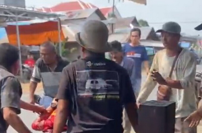 Tangkapan layar warga mengevakuasi karyawan Indomaret di Palingkau, Kecamatan Kapuas Murung tewas bersimbah darah, Minggu siang (27/8/2023)