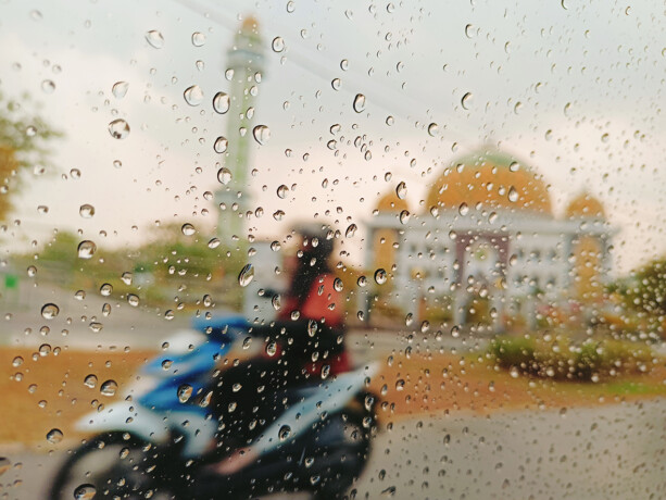 HUJAN SEBENTAR: Area Masjid Darussalam Palangka Raya diguyur hujan intensitas sedang kemarin (5/9). Hujan juga mengguyur Jalan Tjilik Riwut Km 11. AGUS PRAMONO/KALTENG POS